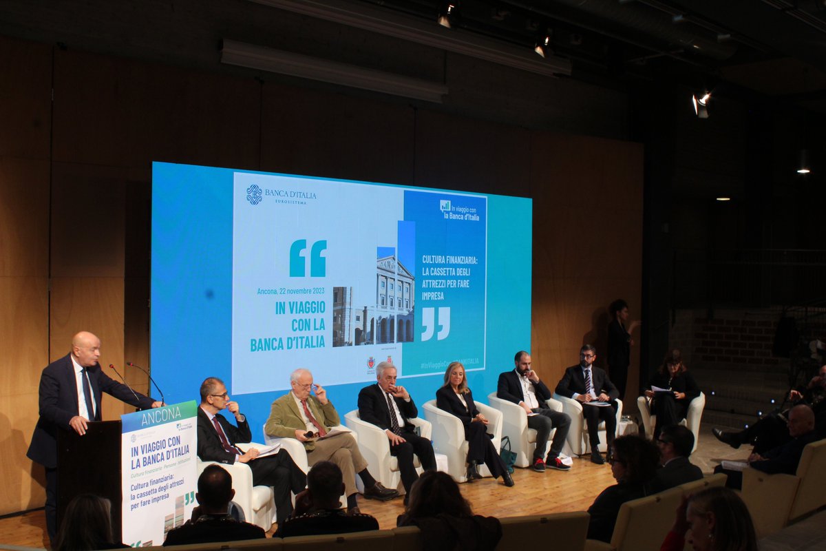 bancaditalia's tweet photo. 🚉Oggi #InViaggioCon #Bankitalia a #Ancona
🎙️ Maurizio Cannistraro Direttore sede #Bankitalia di Ancona ha presentato le iniziative di Ancona e Macerata
Nelle Marche sono preponderanti le piccole imprese ed è per questo che la tappa marchigiana di In Viaggio vedrà numerosi eventi dedicati alle #pmi
👉https://t.co/OssALrnFB6