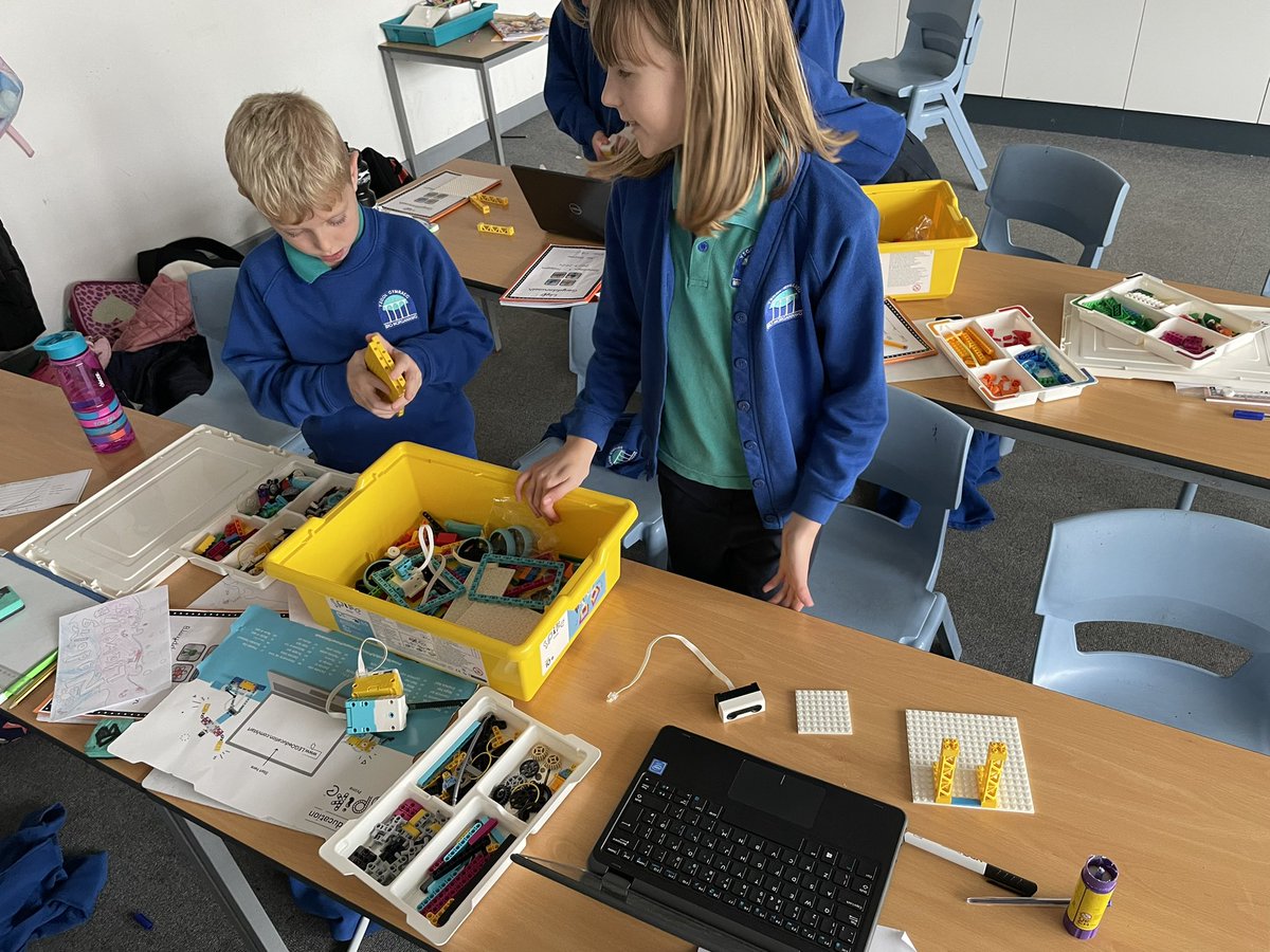👩‍💻Blwyddyn 4 yn mwynhau codio gyda Lego heddiw 🧱