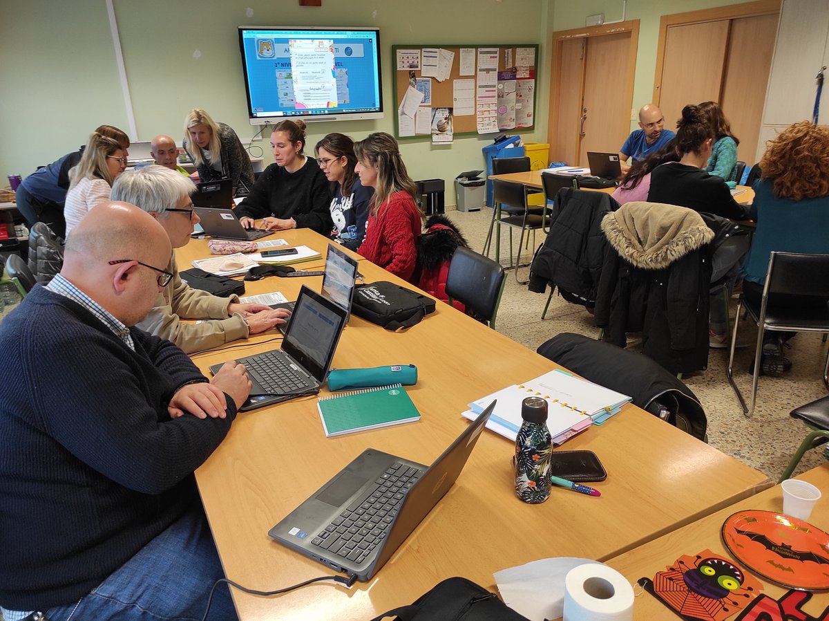 👩🏻‍🏫 Tercera sesión 'CoDiCe TIC: situaciones de aprendizaje a través de la robótica' en <a href="/CEIPLasMatillas/">CEIP Las Matillas</a> con <a href="/Deborahalf78/">Déborah</a> y <a href="/SasetaJose/">María José Saseta</a>

🔸Scratch: versiones, funcionamiento  y niveles.
🔸 Progresión 
🔸 Propuestas de trabajo 
🔸 Prácticas 

#tiCyL #formaciónCyL
#CompDigEdu_CyL