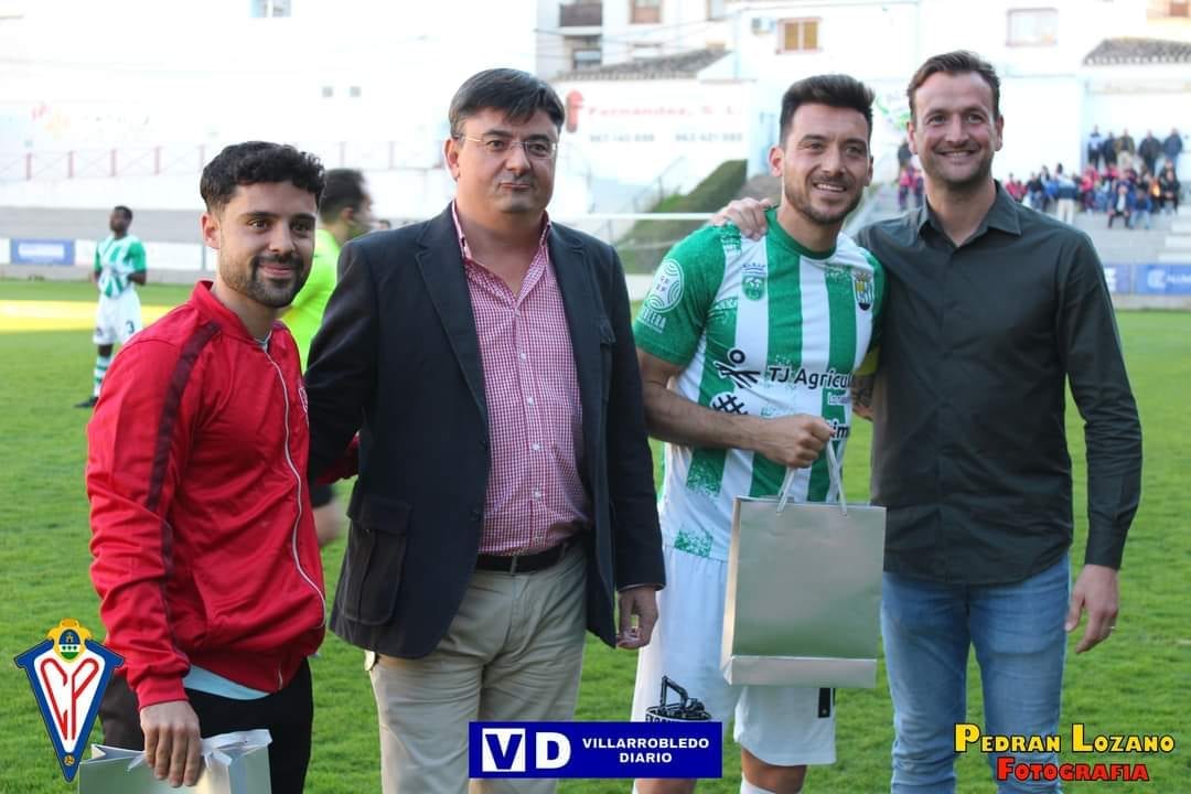 🎁🟥🟦

Nacho Huertas y Alejandro Moya, fueron reconocidos por nuestros presidente y director deportivo, como artífices del ascenso a 2ªB en la temporada 2018/19.

Un placer vuestro paso por nuestro club, y muchas gracias por todo lo que nos disteis esa temporada. 

¡Gracias! 🙏