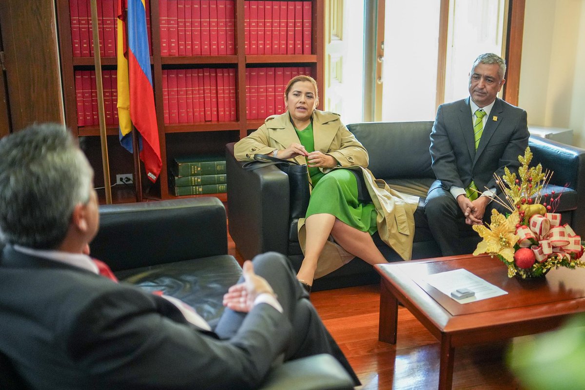 El ministro <a href="/velascoluisf/">Luis Fernando Velasco Chaves 🚩</a>, se reunió con la gobernadora electa del Meta <a href="/RafaelaCortesZ/">Rafaela Gobernadora</a> y el representante <a href="/JuanDiegoMuCa/">Juan Diego Muñoz Cabrera</a>. 

Estamos tendiendo puentes de cooperación con los y las mandatarias electas. Nuestro propósito; contribuir al desarrollo social y económico territorial 🤝.