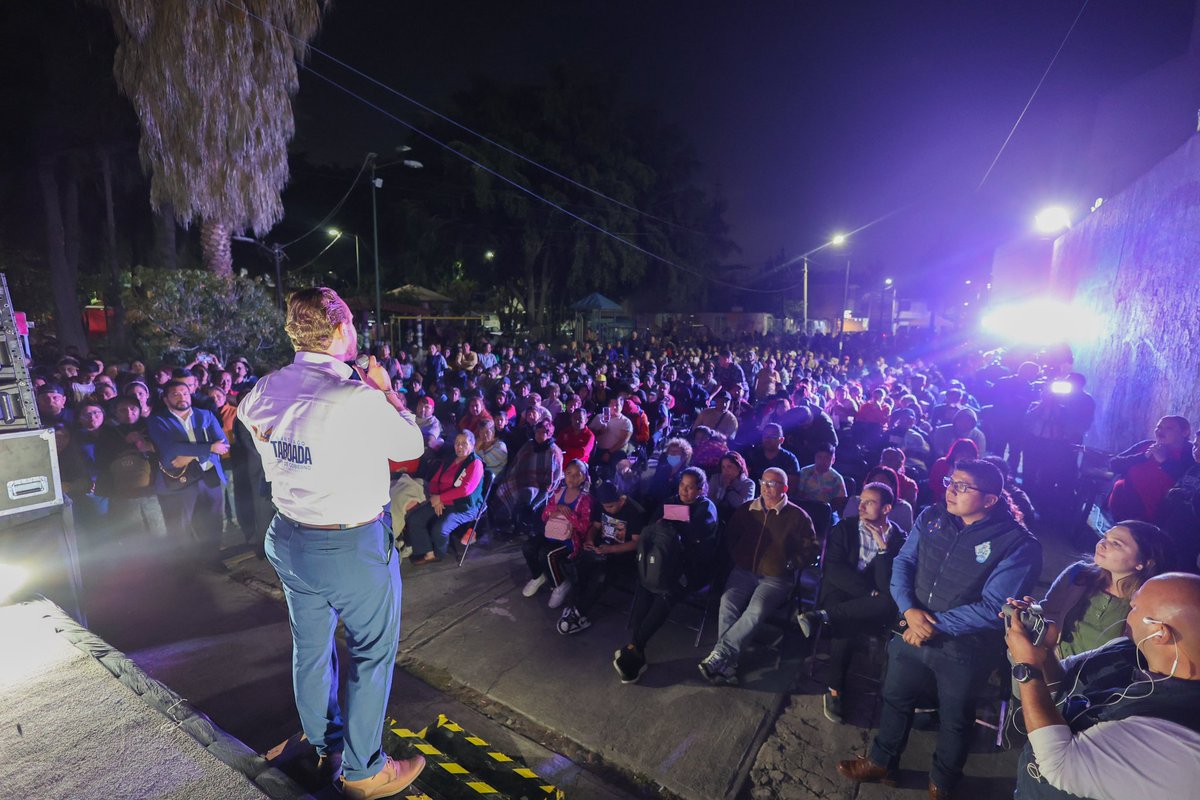 Cerramos el día de ayer con mis vecinos de la colonia U.H Vicente Guerrero, es extensa en territorio.
Nos reunimos en un parque muy descuidado, sucio, sin luz y con el pasto bastante crecido. 
Queremos que a #Iztapalapa le vaya mejor, merecen vivir mejor. #ElCambioQueQueremos