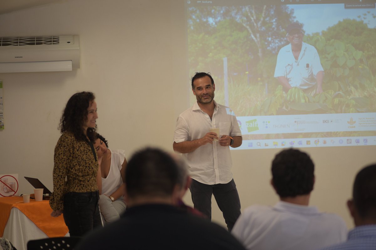 BiovIntCIAT_esp's tweet photo. 🇨🇴 ¡Hoy celebramos el cierre del Proyecto #SLUS para cacao y ganadería en #Caquetá!
Algunos resultados:
🌳Impulsamos el desarrollo rural, la #paz, y combatimos la #deforestación y el #CambioClimático.
💼 Incremento de la productividad agrícola, ingresos y empleo. https://t.co/qESBpsX4aI
