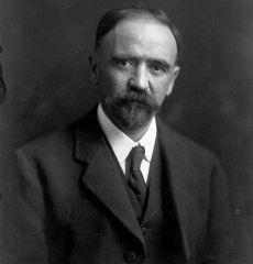22 noviembre 1909.- Don Evaristo Madero Elizondo escribe a su nieto, Francisco I. Madero González expresándole que en lugar de creer que va a derrocar al Presidente, se dedicara a colaborar con su padre, pues su lucha no era sino “el desafío de un microbio a un elefante”.