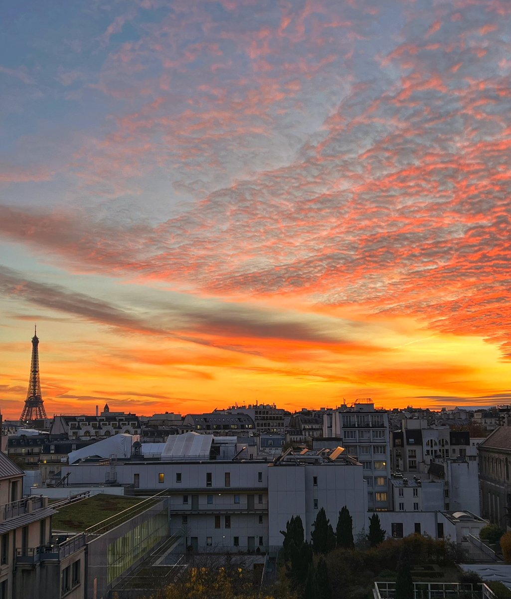 Os regalo este atardecer. Parece que cae fuego del cielo #París