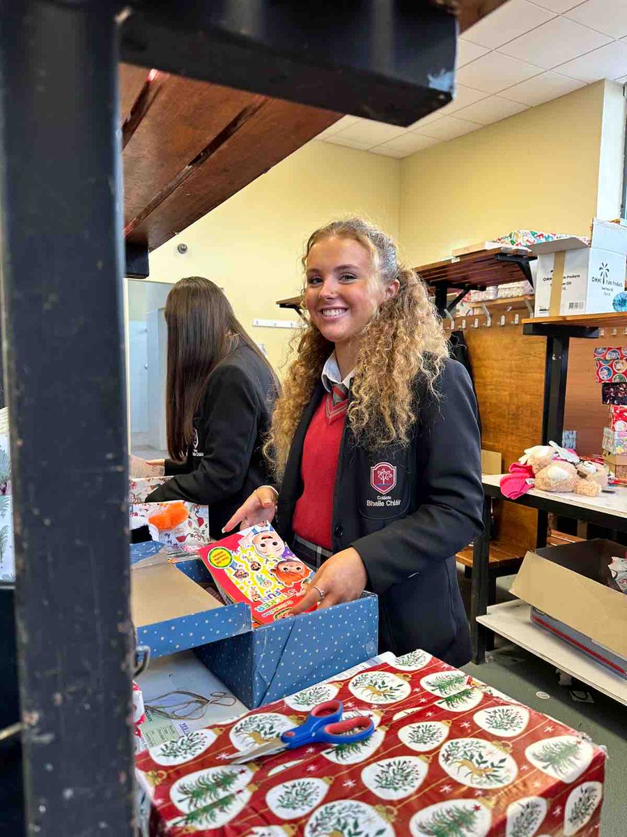 ClaregalwayColl's tweet photo. Our TYs volunteered today in the @teamhope Shoebox Appeal warehouse. 
We delivered over 60 shoeboxes from our very generous school community 🎁  Thanks to everyone for their contributions and to @paulnashtravel for sponsoring the bus!  🚌 https://t.co/kUp5Pje9Lc