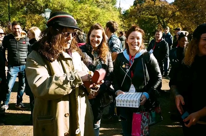 JohnnyDepp8800's tweet photo. New/0ld photos Johnny Depp in Budapeste
Last 🎞️ of MODI goodies through my little 📸 What a joy. Simply unforgettable ❤️🎨. 🔁Repost @antonia.desplat
Per @jdepp_th * Follow me for more.
TAGs #johnnydepp #johnnydeppfasbr #jdepp
#johnnydeppisking #TheReturnofTheKing https://t.co/vWW4QTAE5w
