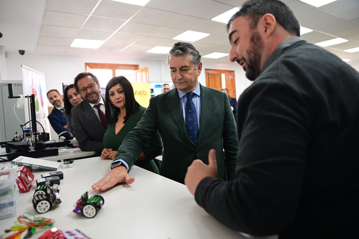 antoniosanz's tweet photo. El Punto @VuelaGuadalinfo de #Armilla es más que un centro tecnológico, es un espacio de vida digital para la comunidad. Con acceso a servicios digitales, demostraciones y formación, mejoramos la calidad de vida de los andaluces.

#AndalucíaDigital https://t.co/FuaiDM6ogp