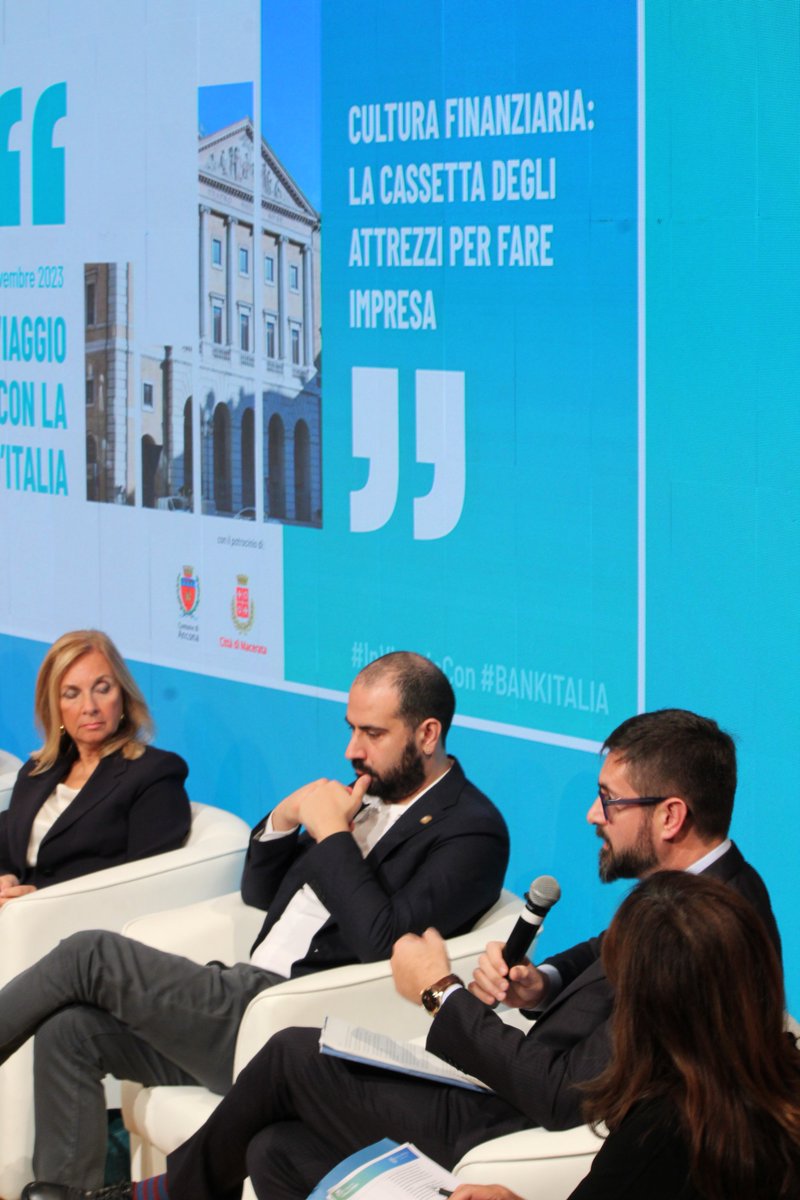 bancaditalia's tweet photo. 🚉Oggi #InViaggioCon #Bankitalia a #Ancona
🎙️ Alfredo Bardozzetti #Bankitalia
È difficile immaginare che nel breve e nel medio termine ci siano attività che sostituiscono la manifattura, che è inoltre incardinata in imprese di piccole e medie dimensioni. Le sfide di oggi rappresentano la capacità di fare innovazione e di affrontare i mercati esteri più dinamici e remunerativi. La regione Marche è un territorio che beneficia di numerose università, con una capacità di investire sui giovani e sul futuro ad alta qualità
