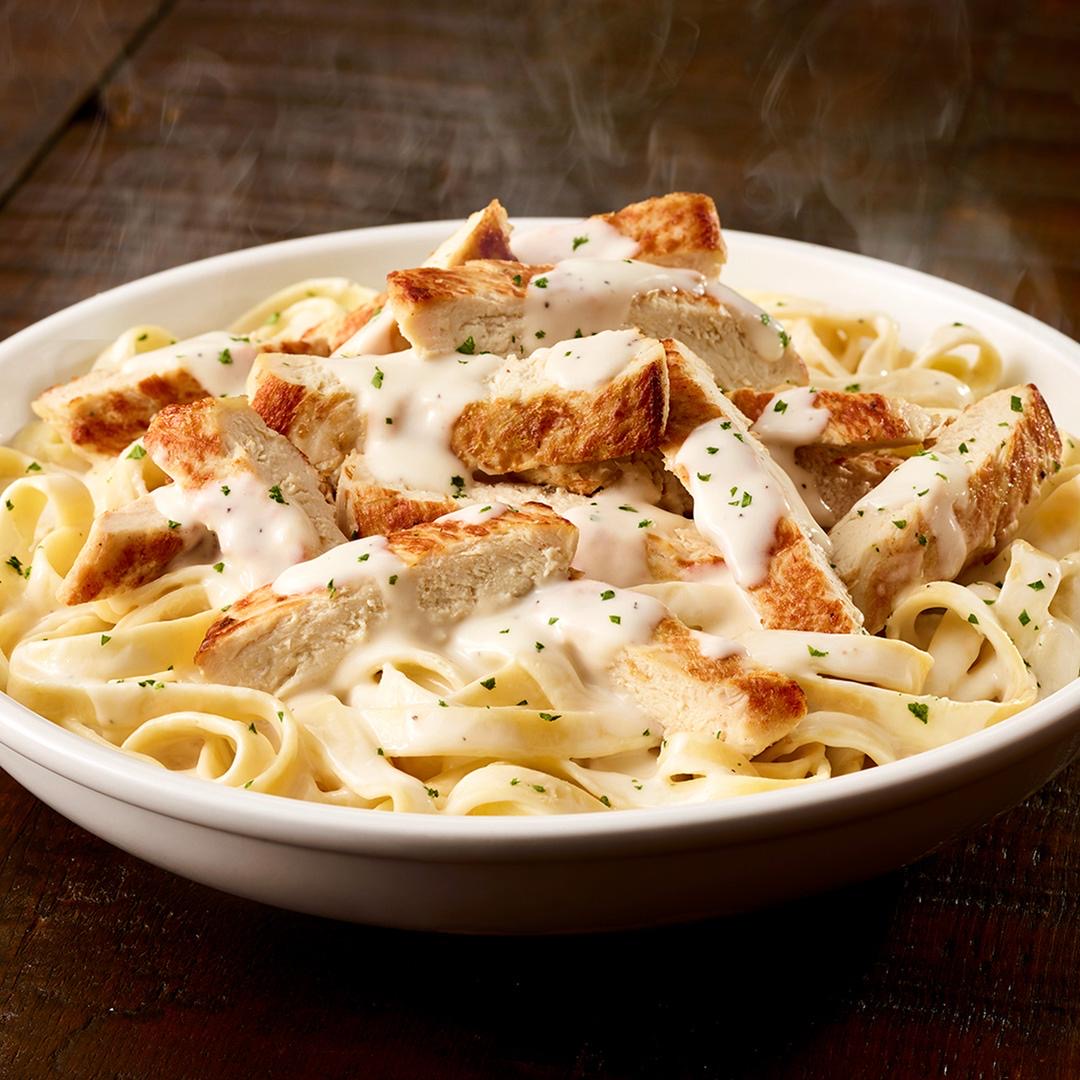 olivegarden's tweet photo. #shmackin https://t.co/zVxqw2lZtN