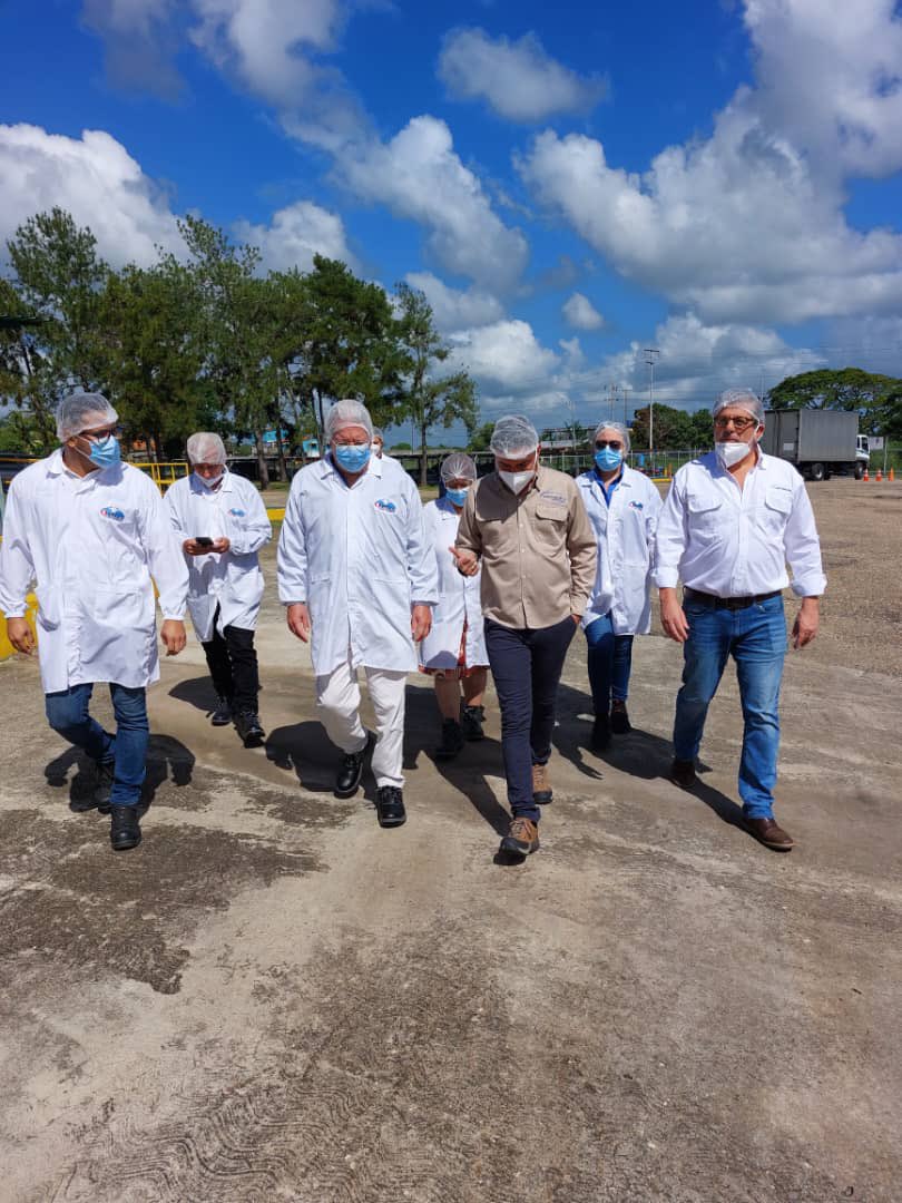 EmbaFrancia's tweet photo. El Embajador de 🇫🇷 en 🇻🇪, Sr. Emmanuel Pineda junto a parte del equipo de la @embafrancia realizaron una visita a la planta Quenaca-Parmalat de las Industrias Lácteas de Venezuela (#Indulac), filial del grupo francés 🇫🇷 #Lactalis, ubicada en Yaracal, Edo. #Falcón.
(1/2) https://t.co/NR1JuycAr4