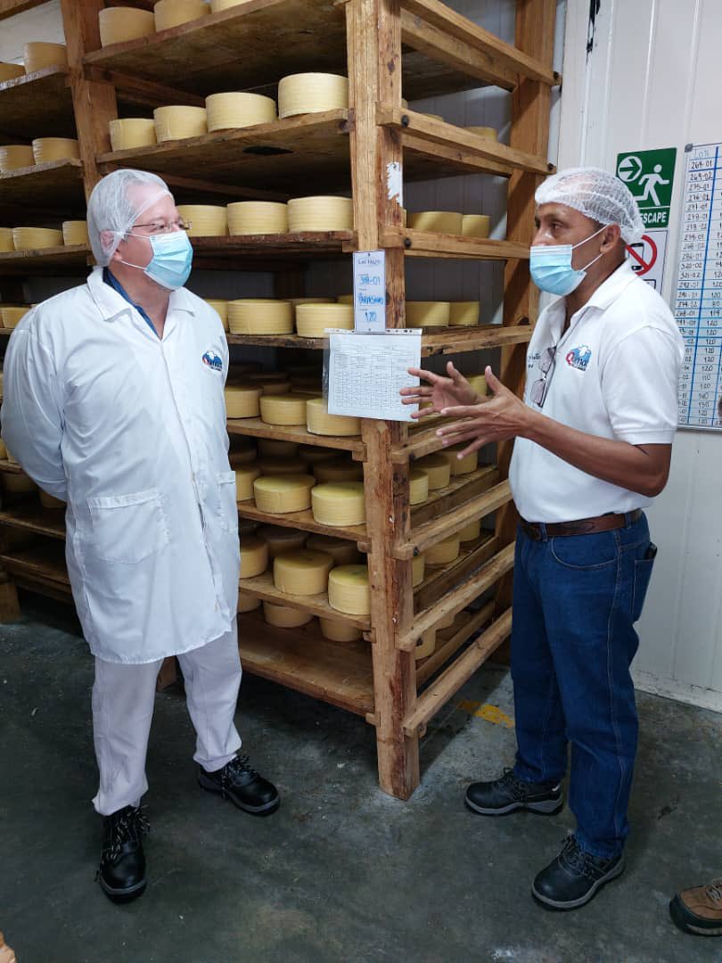 EmbaFrancia's tweet photo. El Embajador de 🇫🇷 en 🇻🇪, Sr. Emmanuel Pineda junto a parte del equipo de la @embafrancia realizaron una visita a la planta Quenaca-Parmalat de las Industrias Lácteas de Venezuela (#Indulac), filial del grupo francés 🇫🇷 #Lactalis, ubicada en Yaracal, Edo. #Falcón.
(1/2) https://t.co/NR1JuycAr4