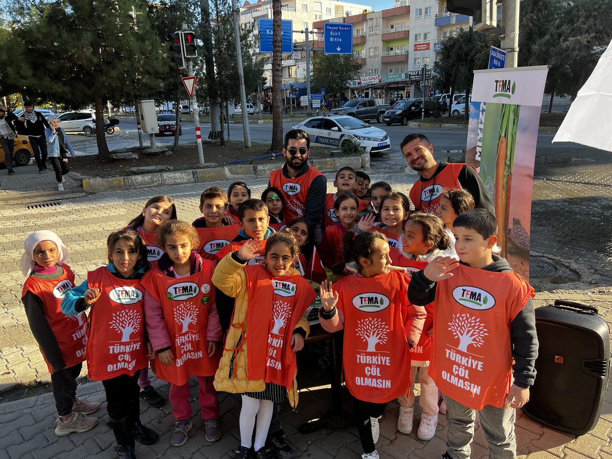 Bizi bekleyen tehlike EROZYON ⚠️

Bugün gönüllü öğrencilerimizle beraber ilçemizde erozyona dikkat çekmek amacıyla toprak yürüyüşü gerçekleştirdik. 

Bu tehlikenin farkında mıyız?
