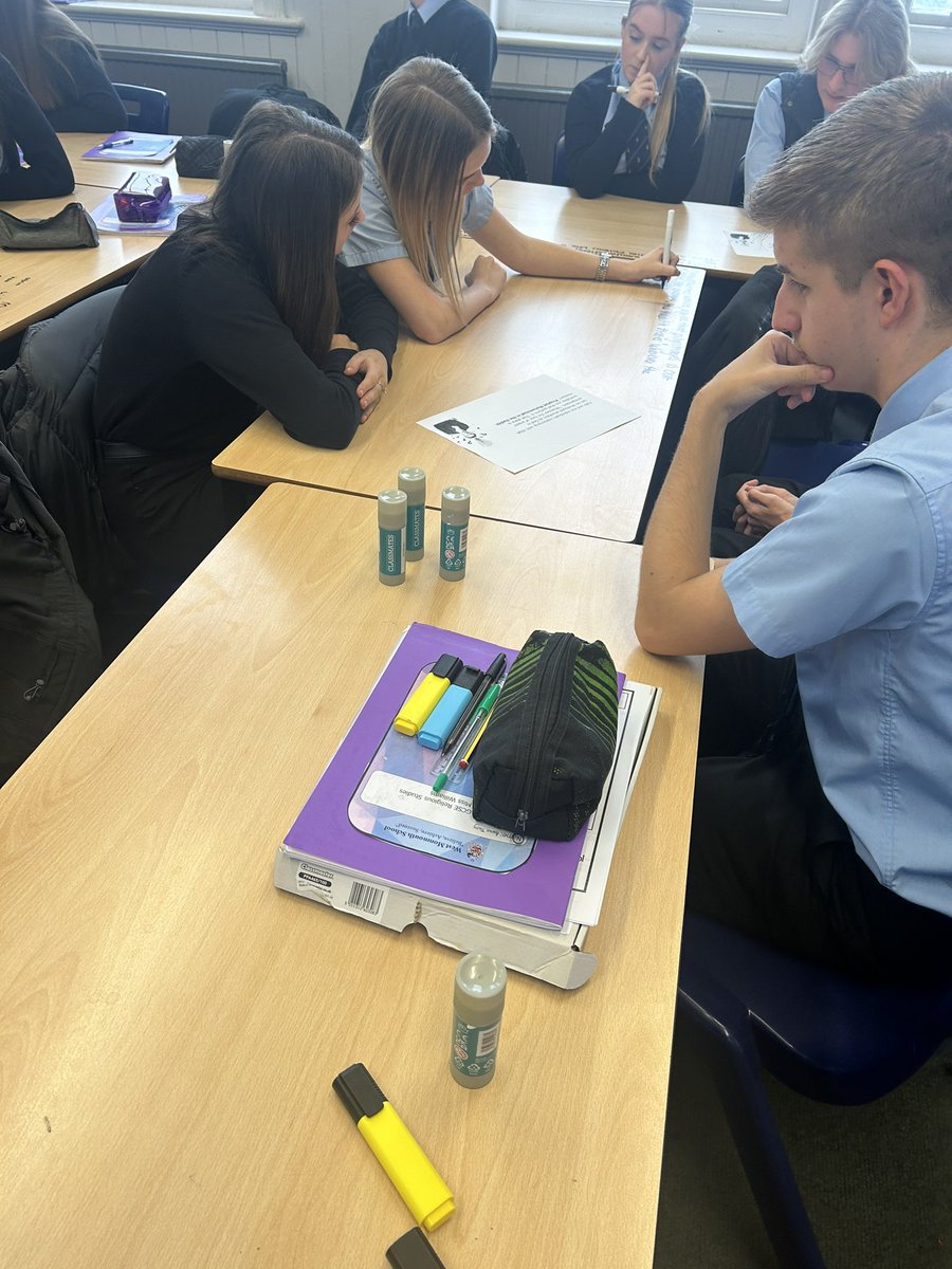 A fantastic lesson with Year 11 today - collaboratively creating a super essay for a 15 mark question 🖊️