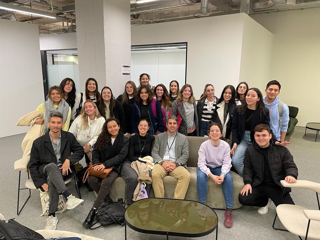 caro_comscience's tweet photo. Here is a group of professionals from a wide range of different fields learning about corporate communication, including strategies for internal communication in a company and crisis management. I am discovering a huge new world studying this ! 💻🤓 https://t.co/1PEkeg7kxY
