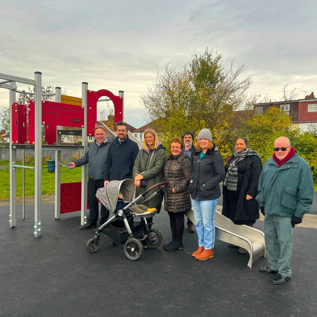Mayor @JasonForCroydon & cabinet member for streets and environment @CllrScottRoche were joined by council officers and @NorburyGreenRA this morning to officially open Northborough Road Playground, following a major upgrade. Read more in our news story:
🔗 news.croydon.gov.uk/more-croydon-p…
