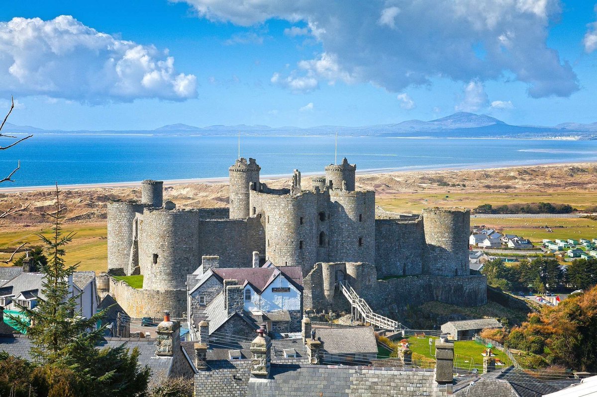 Meirionnydd Coastal Path traces a course around Snowdonia National Park, along the coast where the mountain, Cadair Idris, towers over the horizon. 
Perfect for wildlife and plant lovers as you explore dunes and hillsides. 

 buff.ly/2KQw0Wm 

📷 VisitWales
