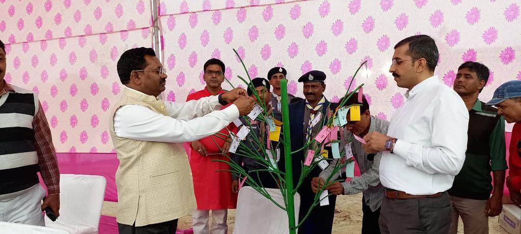 DCDMTonk's tweet photo. विधानसभा चुनाव-2023 एवं स्वीप अभियान के तहत आयोजित किए जा रहे सतरंगी सप्ताह के सातवें दिन बुधवार को नीले की थीम पर म्यूजिकल बैण्ड वादन, मतदाता जागरूकता रैली एवं लाल रंग की थीम पर मतदान वृक्ष एवं दीपदान कार्यक्रम के जरिए 25 नवंबर को मतदान करने की अपील की गई।
@CeoRajasthan https://t.co/NL7AthFoLq