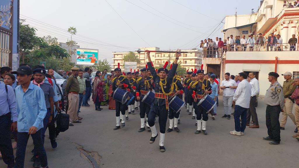 DCDMTonk's tweet photo. विधानसभा चुनाव-2023 एवं स्वीप अभियान के तहत आयोजित किए जा रहे सतरंगी सप्ताह के सातवें दिन बुधवार को नीले की थीम पर म्यूजिकल बैण्ड वादन, मतदाता जागरूकता रैली एवं लाल रंग की थीम पर मतदान वृक्ष एवं दीपदान कार्यक्रम के जरिए 25 नवंबर को मतदान करने की अपील की गई।
@CeoRajasthan https://t.co/NL7AthFoLq