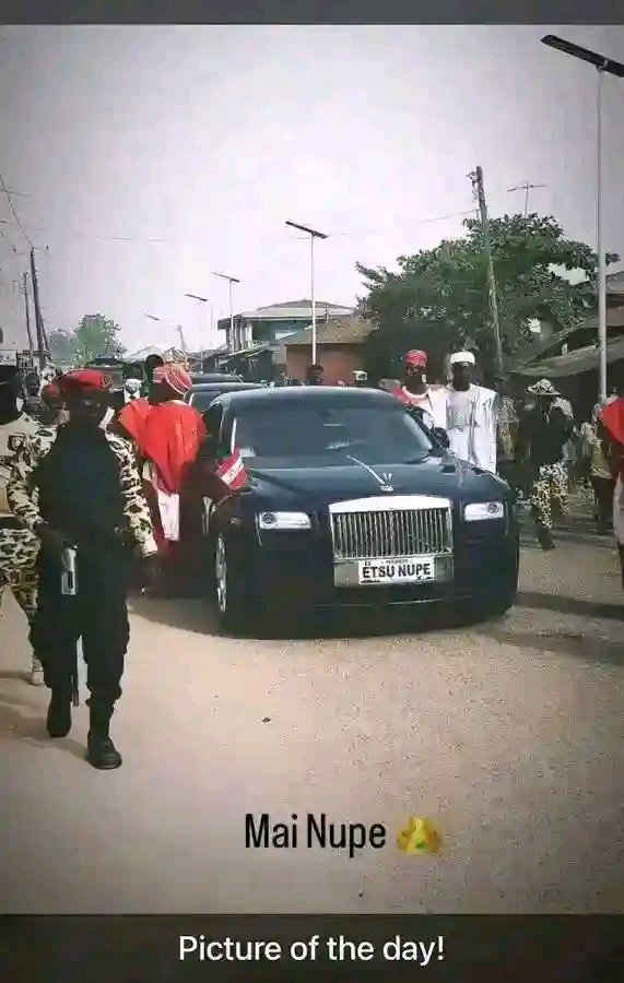 STakuti's tweet photo. Katsina People Go Think Say Na Elon musk Dey Come😂😂😂

Abi na lie? https://t.co/ZilNsj3jNt