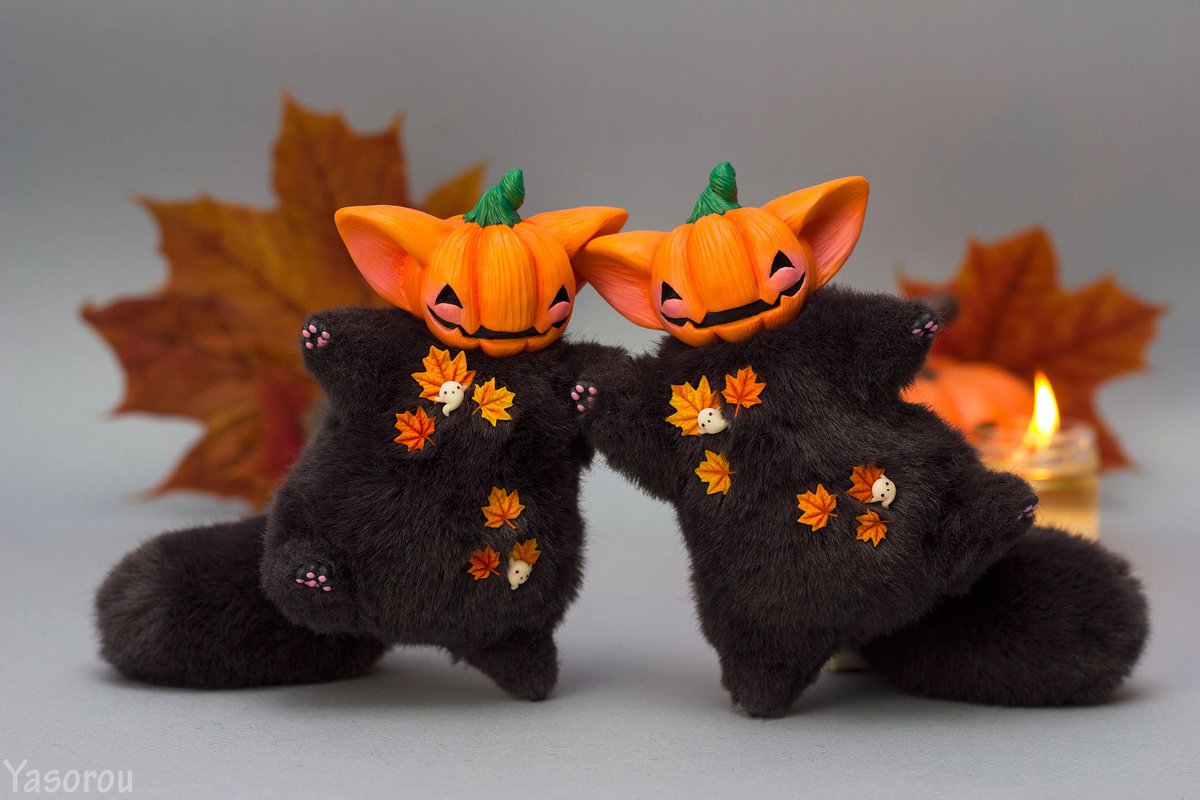 yasorou's tweet photo. Pumpkins made with thoughts of wet asphalt roads and marple leaves. This is how I see autumn in the city 🧡🍁 https://t.co/FQvkW02O6D
