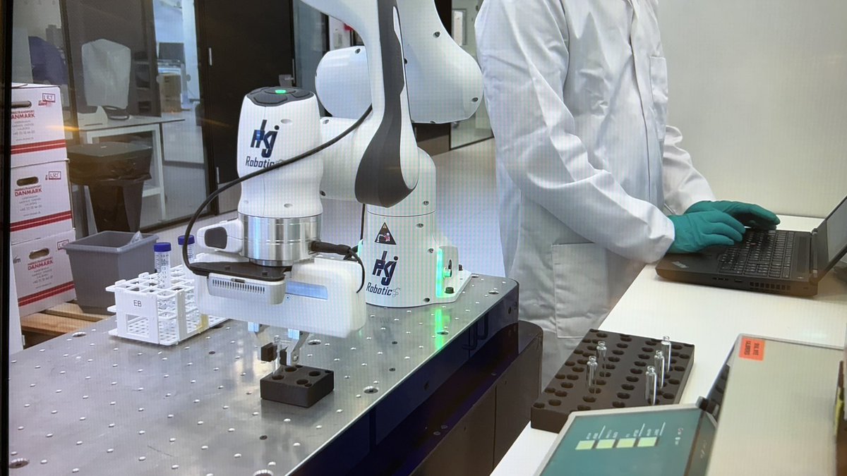 SimonBogh's tweet photo. It was a pleasure hosting #TeamCAPeX and showing our robotics lab to the partners, where we design autonomous robots for material acceleration platforms 🤖🦾 What an amazing team! 🚀 @TVegge @fredeblaabjerg @MateiuRamona #CAPeX #AAU @aalborg_uni #CAPeXCap https://t.co/xl8YITFsUD