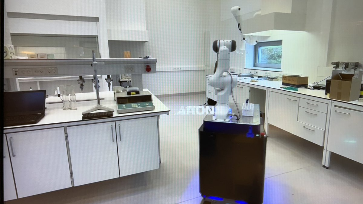 SimonBogh's tweet photo. It was a pleasure hosting #TeamCAPeX and showing our robotics lab to the partners, where we design autonomous robots for material acceleration platforms 🤖🦾 What an amazing team! 🚀 @TVegge @fredeblaabjerg @MateiuRamona #CAPeX #AAU @aalborg_uni #CAPeXCap https://t.co/xl8YITFsUD