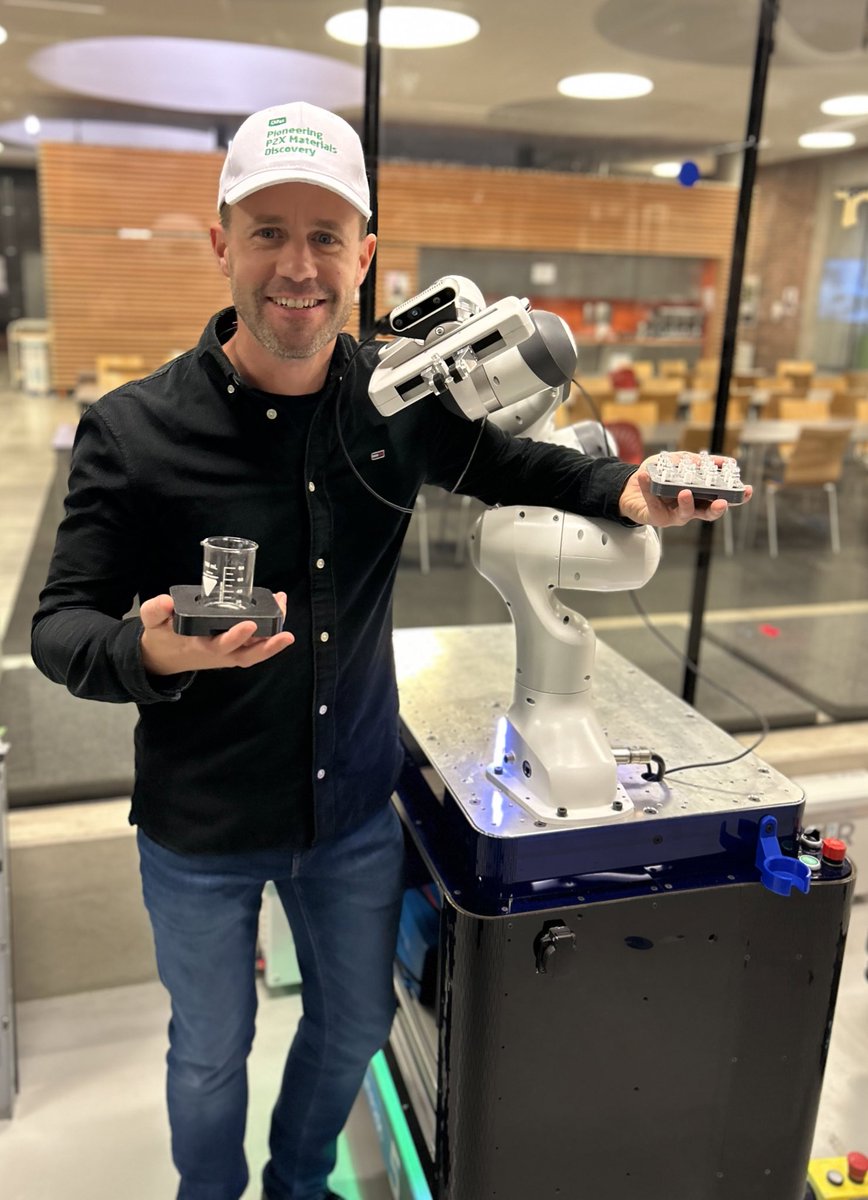 SimonBogh's tweet photo. It was a pleasure hosting #TeamCAPeX and showing our robotics lab to the partners, where we design autonomous robots for material acceleration platforms 🤖🦾 What an amazing team! 🚀 @TVegge @fredeblaabjerg @MateiuRamona #CAPeX #AAU @aalborg_uni #CAPeXCap https://t.co/xl8YITFsUD