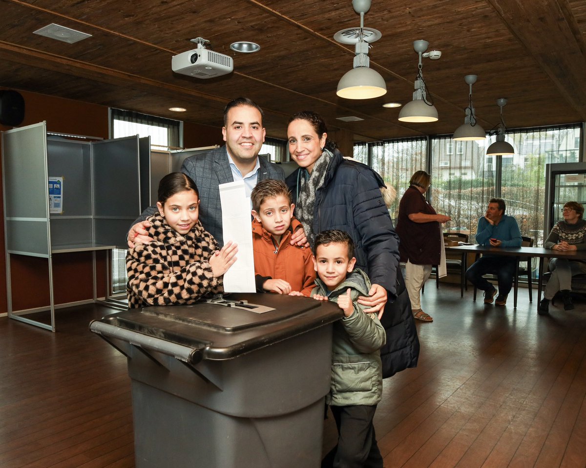 Vanaf 07.30 zijn de stemlokalen geopend. Vandaag onder andere meegegaan met de Goudse <a href="/MoMohandis/">MoMohandis</a> en zijn gezin naar het stemlokaal. Lees meer via goudsepost.nl