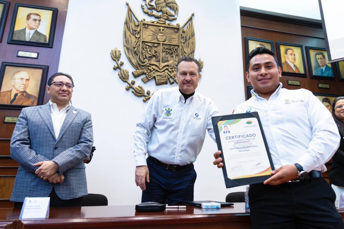 makugo's tweet photo. Enhorabuena a los 39 servidores públicos de la Secretaría de Contraloría que hoy recibieron su certificado de acreditación del diplomado en "Auditoría y Contabilidad Gubernamental". 💪 ¡Sigan reforzando sus conocimientos y competencias en el desempeño de sus funciones!

#CONTIGO, seguiremos siendo un gobierno líder nacional en transparencia.