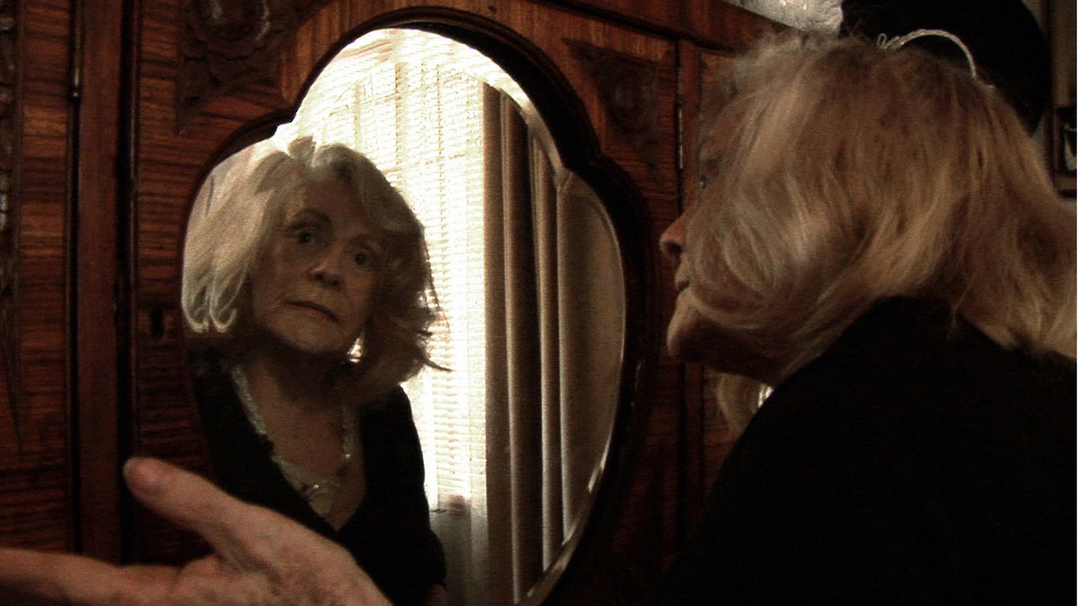 Sigue #LaRutadelTalento en #Tlaxcala! 🚎 
Intimidades de Shakespeare y Victor Hugo dir. <a href="/YuleneOlaizola/">Yulene Olaizola</a> 🎥
En la esquina de Shakespeare y Víctor Hugo en la Ciudad de México, está la casa de huéspedes de Rosa Carbajal, un refugio que esconde una historia íntima y apasionante.