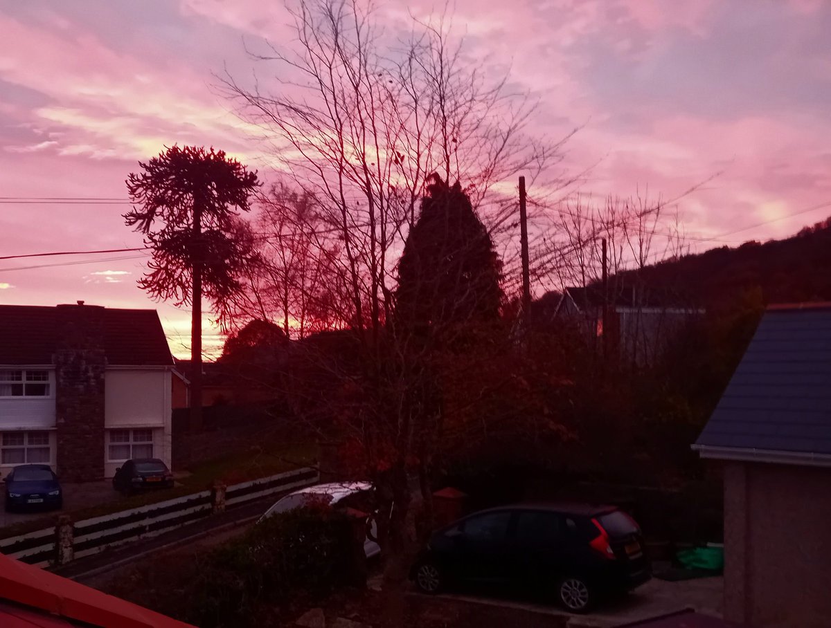 mouse_workshop's tweet image. It was a beautiful sky this morning in Aberdare! Fortunately, it&apos;s too dark to see my building site garden 😀!!