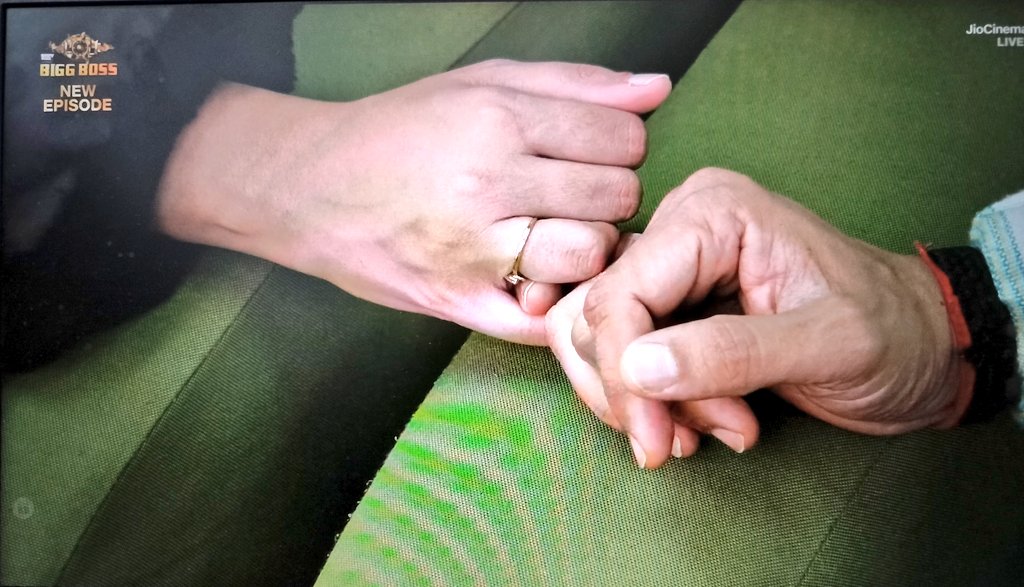 real_khabri_1's tweet photo. Guess the beautiful relation! 

#BiggBoss17 https://t.co/lEbNr8o6O5