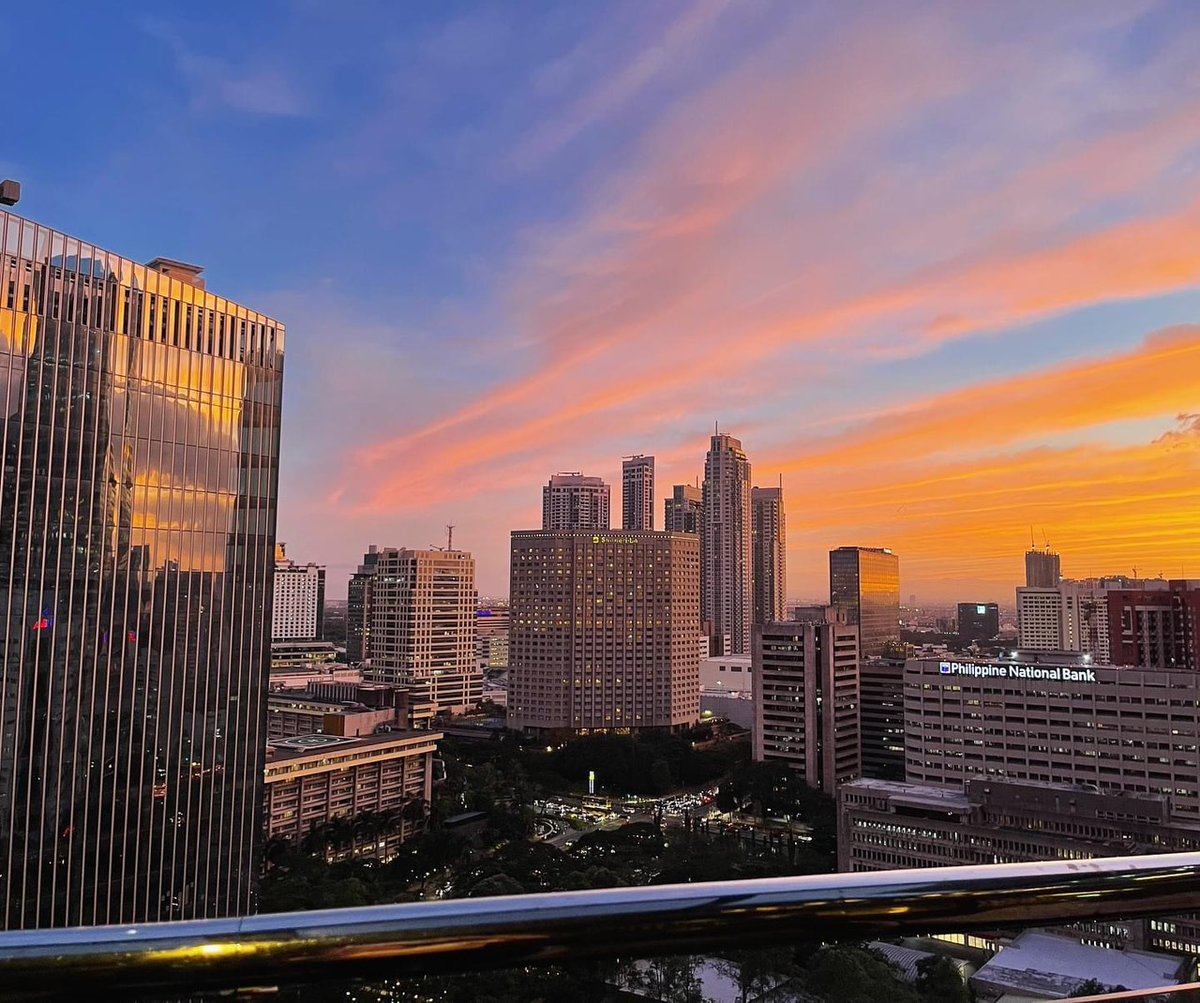 _garyxp's tweet image. We’ve got the best view to a beautiful sunset. 🌇