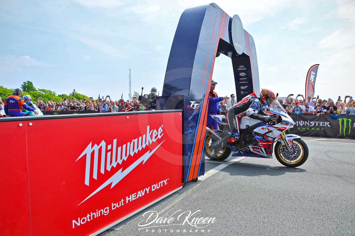 Australia's David Johnson gets the 2023 @MilwaukeeTool Senior @ttracesofficial race underway. @davojohnson20 @Jack5onRacing @MonsterEnergyUK #LoveTT #isleofman #roadracing