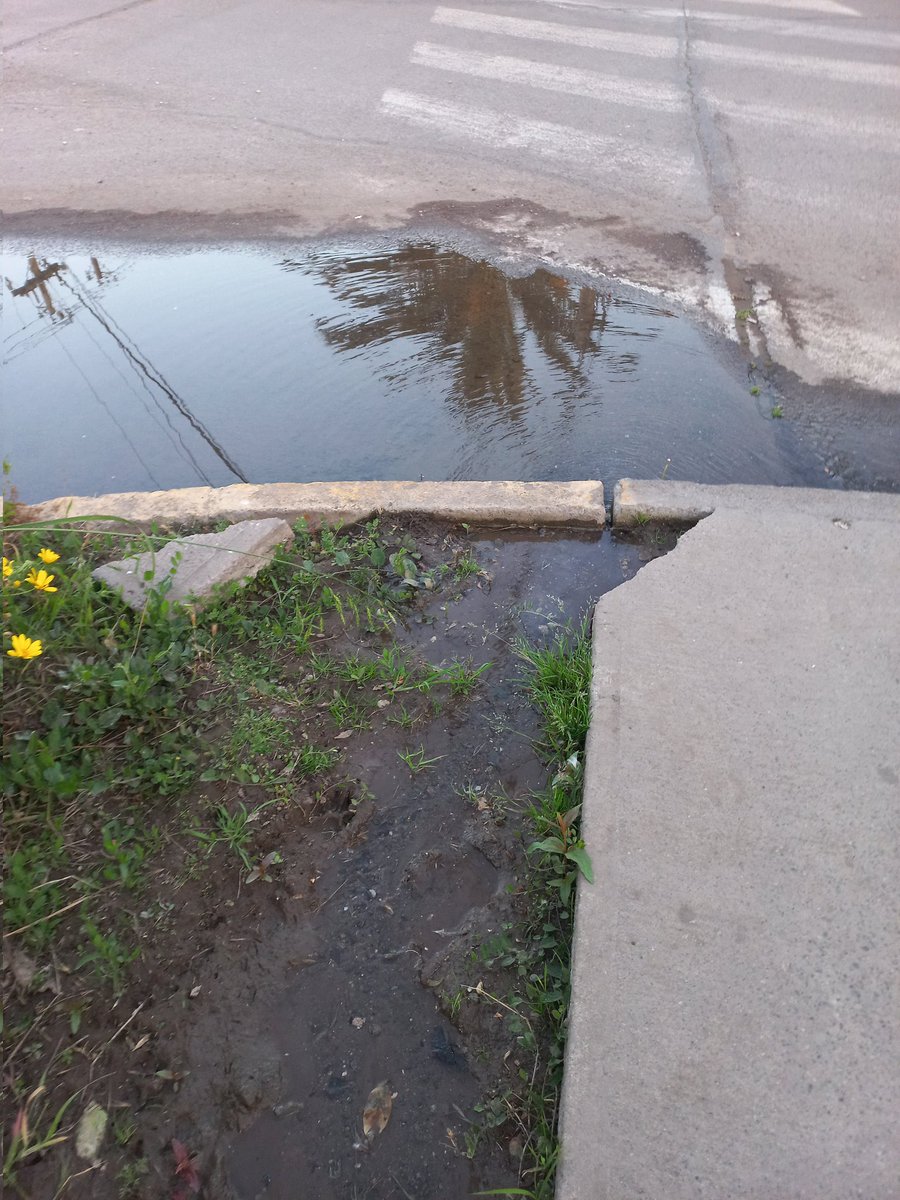 alexis__1982's tweet photo. Buenas tardes! Seguimos esperando la solución a la fuga de agua que lleva más de un año. De verdad esto ya es una burla. Para cosas buenas que hacen, lo publican y hasta se RT a si mismo.  Por favor una solución. @SMAPA_MAIPU  @TomasVodanovic  @CiudadanoMaipu @Muni_Maipu https://t.co/ip3DPTC7Uo