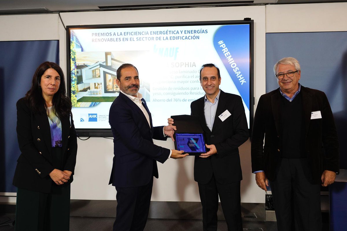 🏅Hoy hemos tenido el honor de recibir junto a <a href="/knaufes/">KNAUF Ibérica</a> el "#Premio a la #eficienciaenergética y #energíasrenovables en el sector de la #edificación” organizados por la <a href="/AHK_es/">Cámara Alemana ESP</a> en colaboración con el Ministerio Alemán de Economía y Protección del Clima.

Gracias @100x100biopasiv