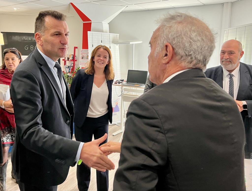 Je suis très heureuse d'accueillir au rectorat ce Rendez-vous « Notre École, Faisons-la Ensemble ! » en présence de M. le Préfet Christian Abrard. Près de 30 projets présentés à un public d'enseignants et de cadres de l'académie  <a href="/CardieNice/">CardieNice</a>