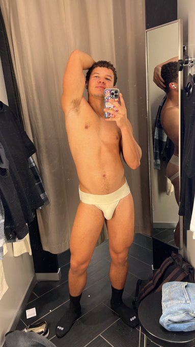 just trying on a few things https://t.co/B8dRt1EcpW