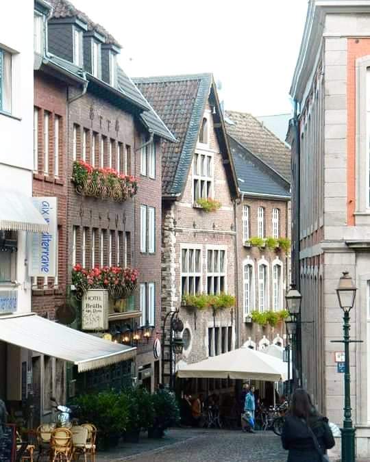 Wanderung im Wonderland
#Aachen, October 2010

#aachendom #citypics #cityphotography #urbandetail #urbanphotography #streetphotography #scorcio #landscape #street #via #viaggi #travel #traveling #travelphotography #deutschland #architettura #architecture #architecturephotography