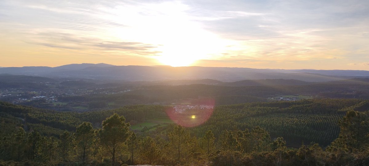 VIVAANTES's tweet image. Nesta época do ano, do alto do Pedroso, o sol pom-se um pouco a direita do Iroite #observaçom #cencia