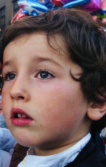 doctorazua's tweet photo. Queridos amigos!! Hoy no le escribo a Mariete, hoy solo vengo por aquí para deciros que mañana, jueves 23/11 a las 10:30 tendrá lugar el juicio?? por el atropello mortal de Mario. No habrá sorpresas, hemos hecho lo imposible pero, la calificación de delito leve (la antigua falta) es irrevocable por lo que la  muerte de nuestro pequeño, nuestro amor, se saldará con una simple multa. No hay nada más que podamos hacer, la Audiencia Provincial también se deshizo del caso en apenas dos horas, NADIE nos ha apoyado. Nos han denegado testificales, pruebas tan obvias como el uso del móvil por parte del conductor, se ha aceptado que no se debe reducir la velocidad ni aumentar la prudencia al pasar un semáforo en Ámbar!!! No tenemos más fuerzas, pero aunque las tuviéramos NADA se puede hacer. Lo han dejado perfectamente atado. 
Os doy las gracias a todos por vuestro apoyo y cariño, y Mariete también.
Se acabó. Un abrazo desde el corazón doblemente desgarrado. Te amo Mariete. #puravidamario #justicia? #Zaragoza #juzgados #dolor #mario