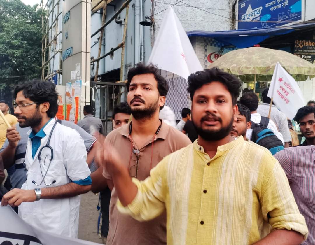 "Education and health for all."
Ensure Equitable Access to Public Health and Public Education across India. SFI will organise all India MBBS+BDS students'  convention. Today the SFI Kolkata district committee organised a rally focusing on the problems of medical students.
#SFI