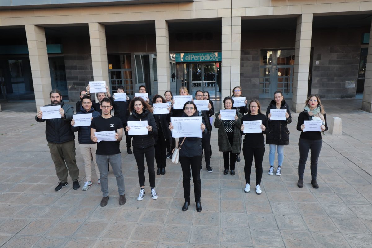 ComiteAragon's tweet photo. 📣 Los trabajadores y trabajadoras de EL PERIÓDICO DE ARAGÓN vuelven a protestar contra una precarización laboral y una rebaja y congelación salarial que ya dura más de una década. ¡Salarios dignos ya! ¡Soluciones ya!

  #miércolesnegros https://t.co/Ao7gU5z4PJ