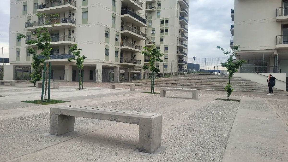 NachoAlvarezC4's tweet photo. 🏢 En #EstacionSaenz ya se pueden disfrutar los nuevos mobiliarios urbanos que colocamos para que los vecinos y vecinas puedan usuar los espacios verdes del complejo.
#ComunaPresente https://t.co/9TBqri9kjY