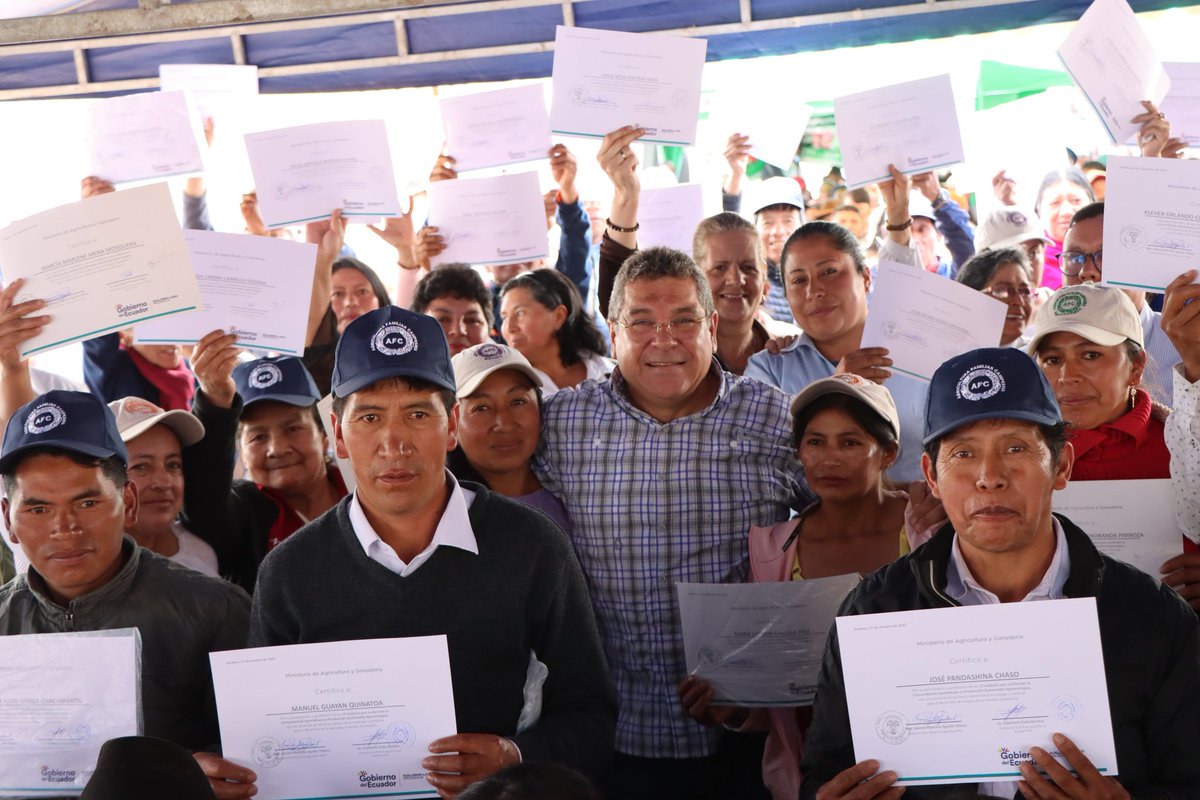 ¡Los recursos del Estado en manos del pequeño productor!

Mi meta siempre fue esa, velar por el bienestar rural, hoy culmina mi administración y tengo la satisfacción de haber cumplido con mi trabajo. A todos los productores del país, en mi siempre tendrán a un amigo.