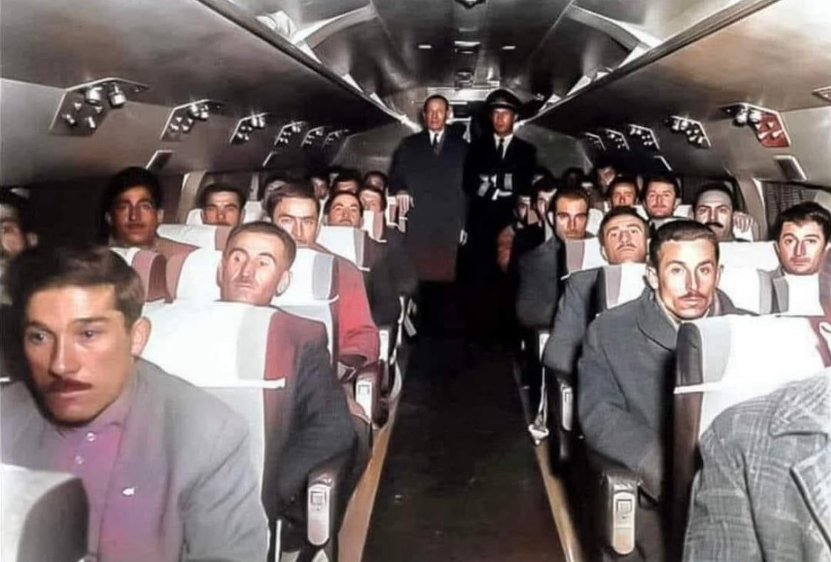 banalreis's tweet photo. 1928-1938 yılları arası “Atatürk 46 fabrika kurdu” lafının tamamen yalan olduğunu .. 

1938-1950 arası İsmet İnönü iktidarında Türkiye’ye tek bir dikili taşı olmadığını ..

Bu devrin heykel devri olduğunu …

Türkiye’deki fabrika, iş olmadığı için 
30 Ekim 1961 tarihinde Almanya Türkiye İşgücü Antlaşması imzanladığını…  

Bu anlaşma sonucu 1973’te Almanya’ya giden Türk işçilerin sayısının 900 000 olduğunu … 

Bugüne baktığımızda ise Almanya’da yaşayan Türklerin sayısı 3 milyona dayanmış olduğunu 

Biliyor muydunuz ? 

Not : fotoğraf ilk işçi kafilesi 1961