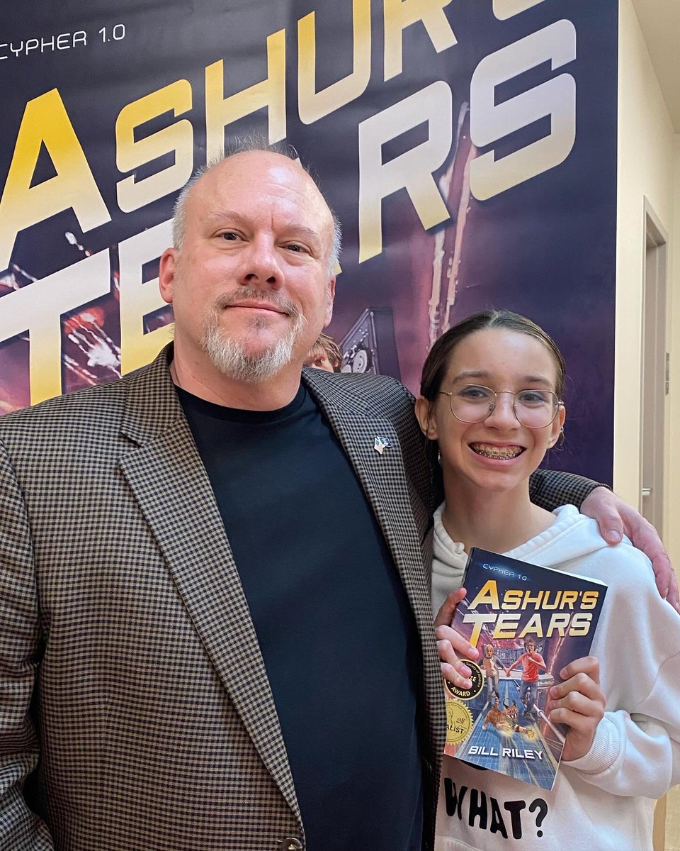 BillRileyAuthor's tweet photo. Thank you everyone who came out to Mountain View High School this past weekend! 

I signed boxes of books and met so many great folks. Books make peaceful holidays😃

Have a Happy Thanksgiving! 
https://t.co/hrrmVa87Dk

#baghdaddy #bookdragon #ashurstears #books #happythanksgivng https://t.co/ntMFmafDqm