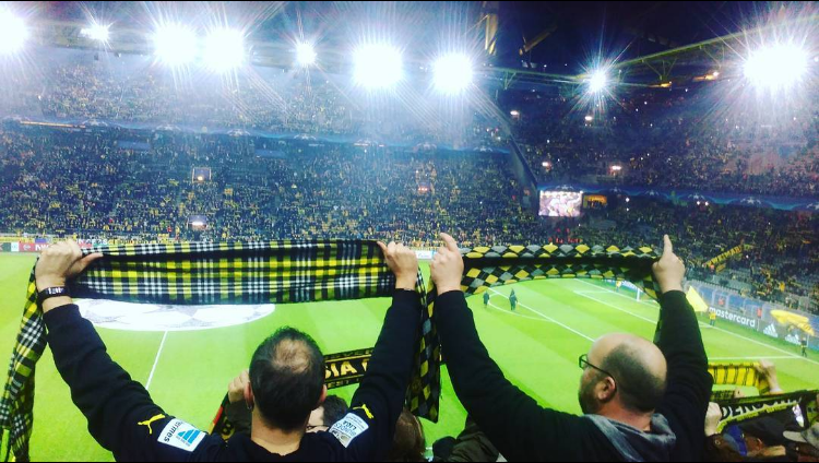 DebekTomek's tweet photo. 7 lat od tego wiekopomnego widowiska, a ulubiona pamiątka z wyjazdu nadal służy :) #BVBLEG https://t.co/ytiCUh1ic5