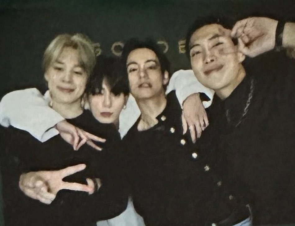 Ben zaten üç kişinin askere gitmesine alışamadım şimdi dördu de birden gidiyor.. çok üzüldümmm🥺 
#BTS